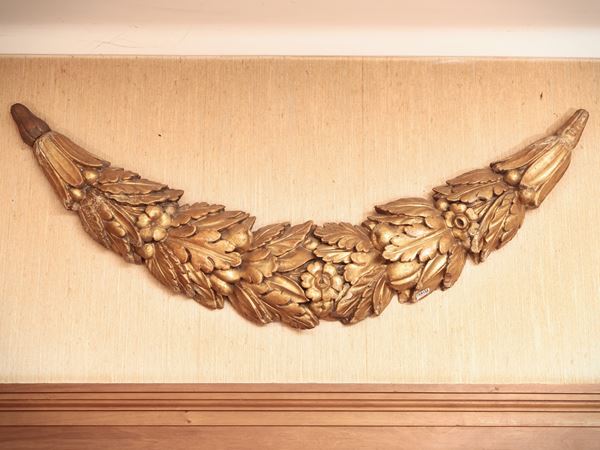 Coppia di grandi festoni decorativi in legno intagliato e dorato