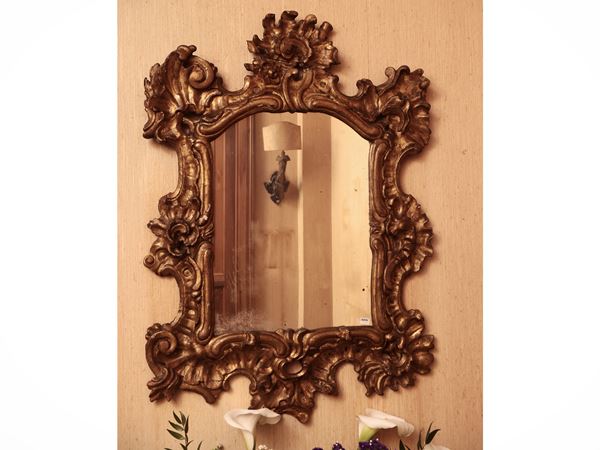Specchiera con cornice in legno intagliato e dorato
