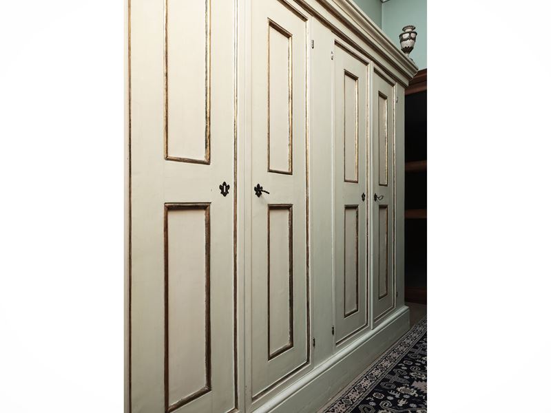 Armadio in Legno Laccato Color Avorio