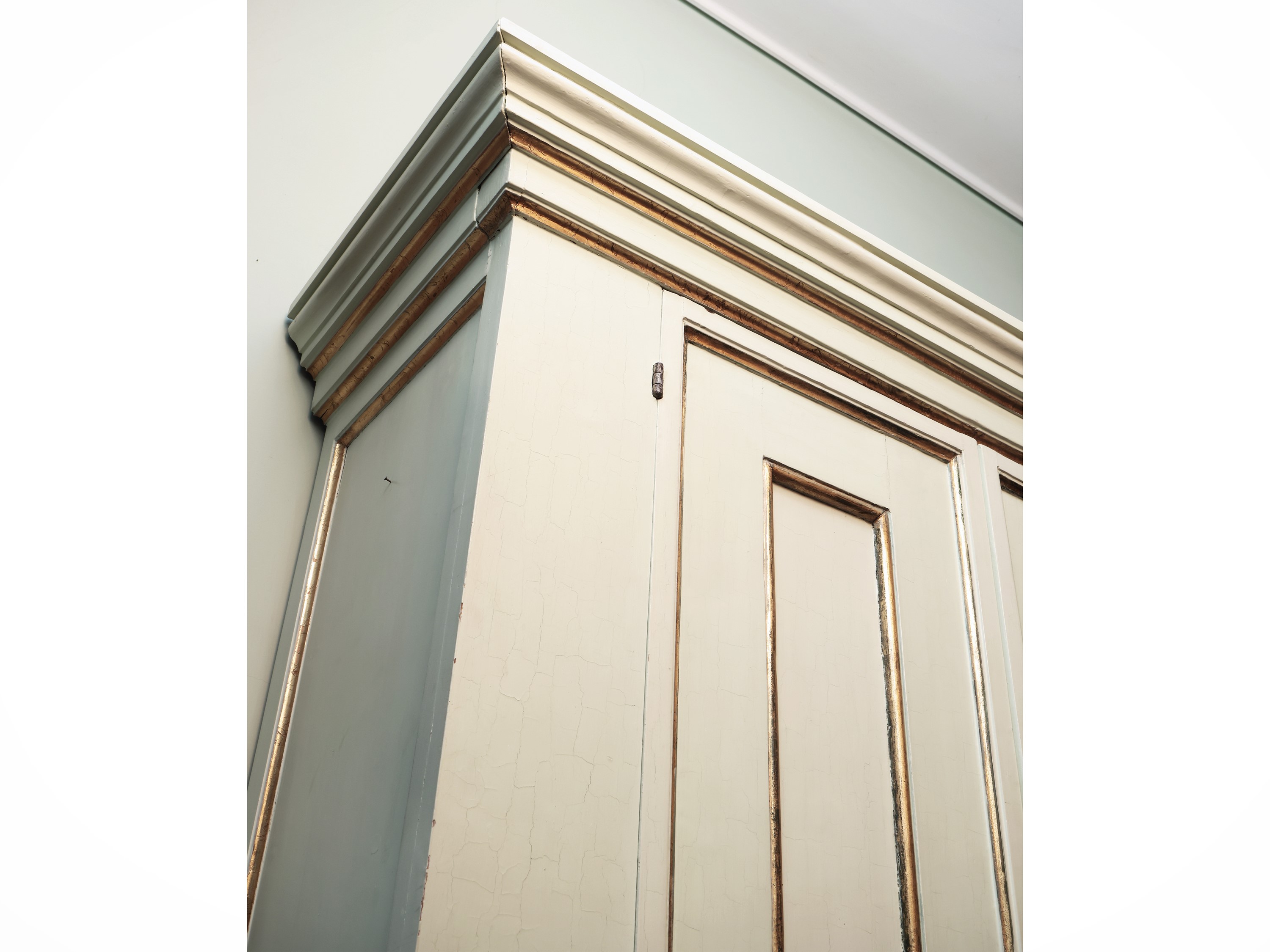 Armadio in Legno Laccato Color Avorio