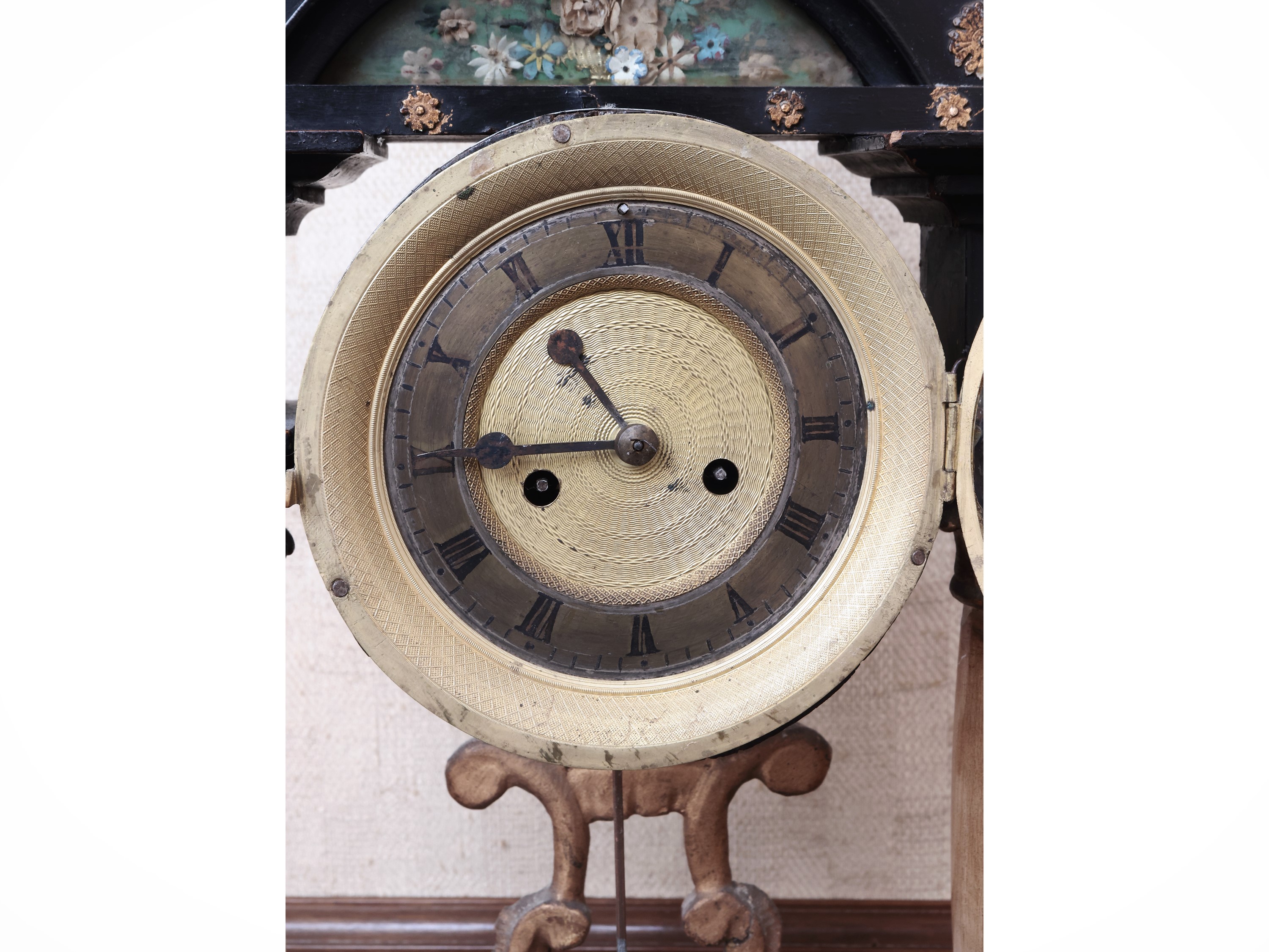 Orologio da tavolo a tempietto in legno ebanizzato