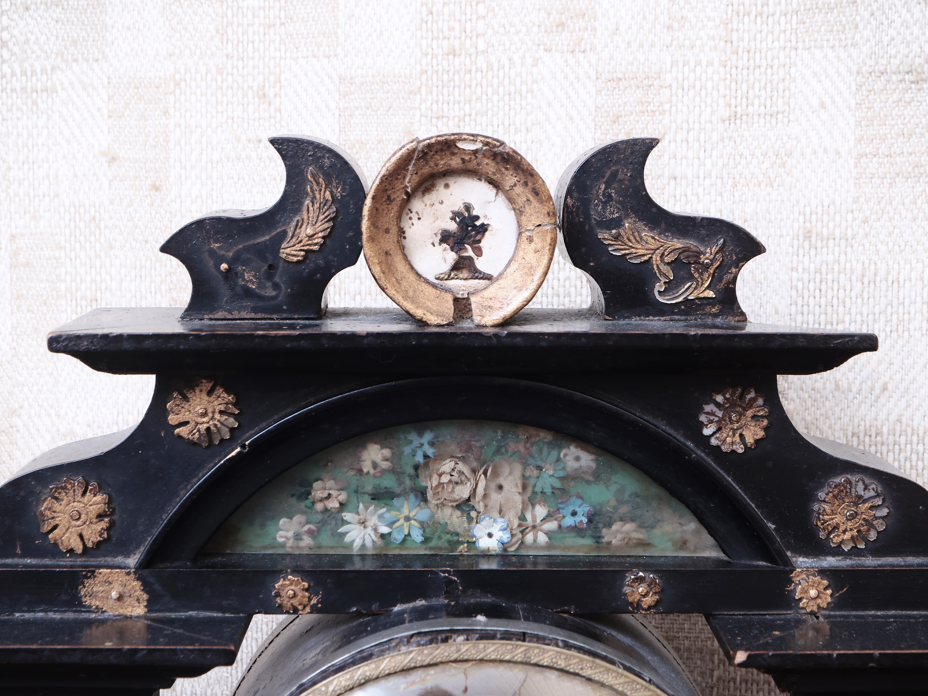 Orologio da tavolo a tempietto in legno ebanizzato