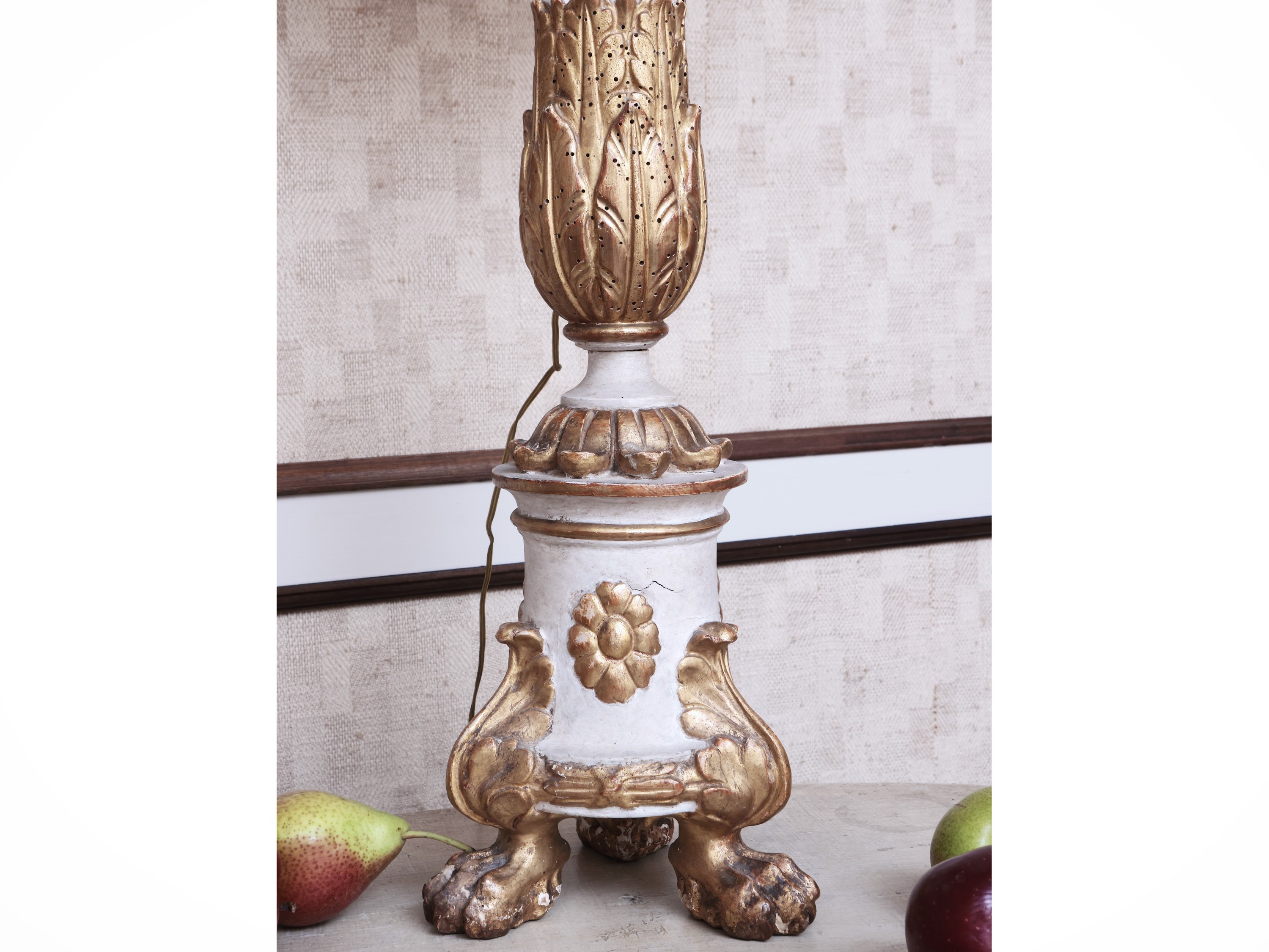 Torciera in Legno Laccato Bianco e Lumeggiato in Oro