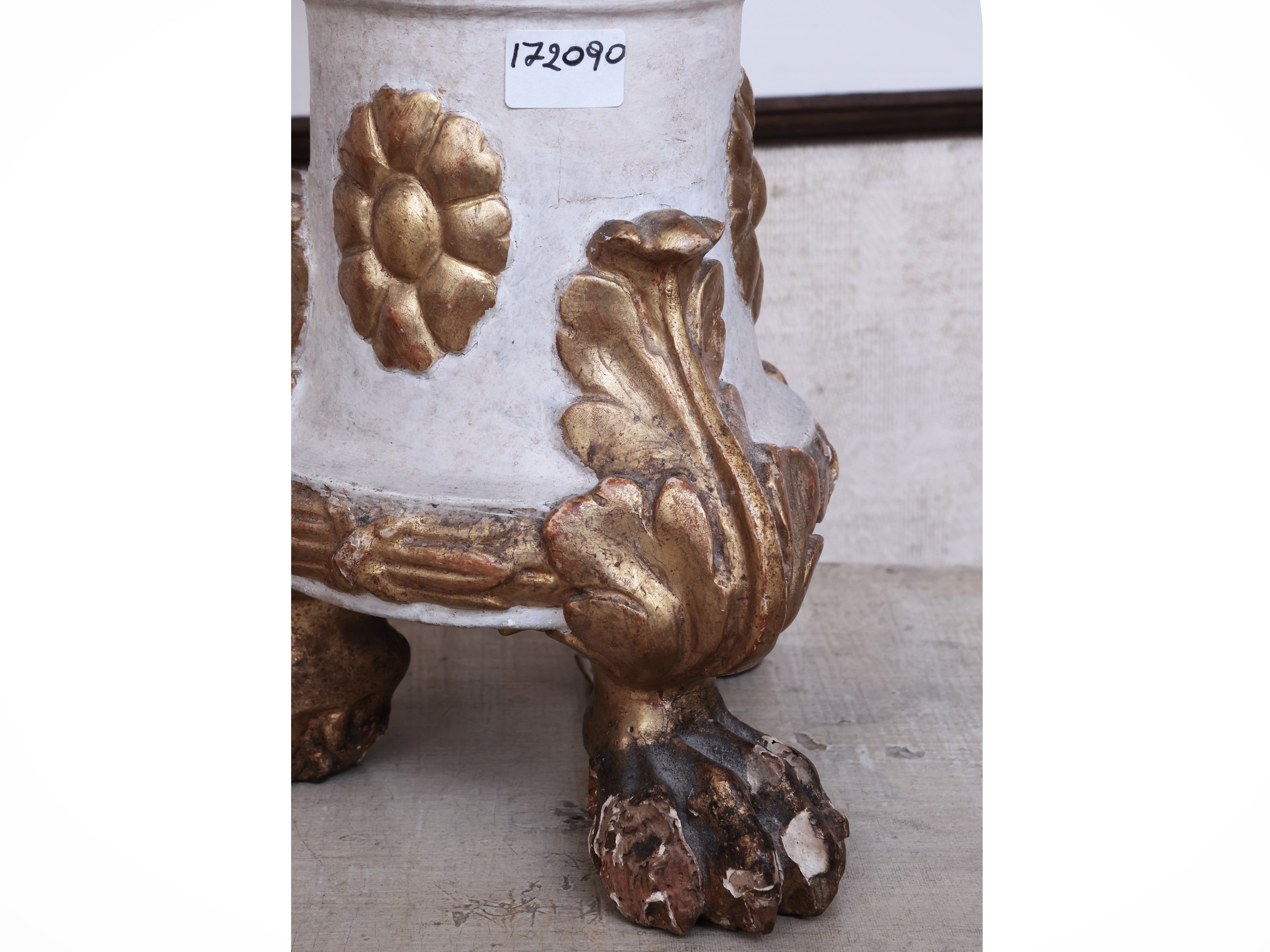 Torciera in Legno Laccato Bianco e Lumeggiato in Oro