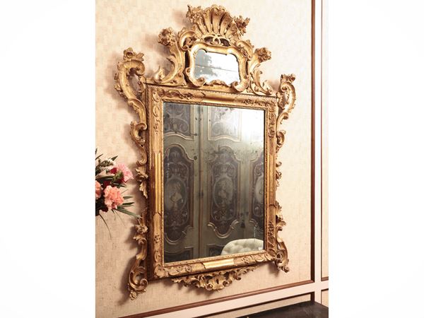 Specchiera con cornice in legno intagliato e dorato