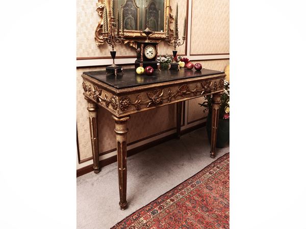 Console in legno intagliato, laccato bianco e lumeggiato in oro