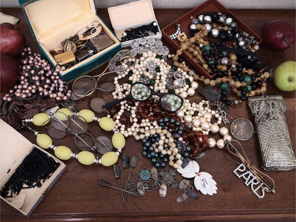 Assortimento di bigiotteria d'epoca e galanterie
