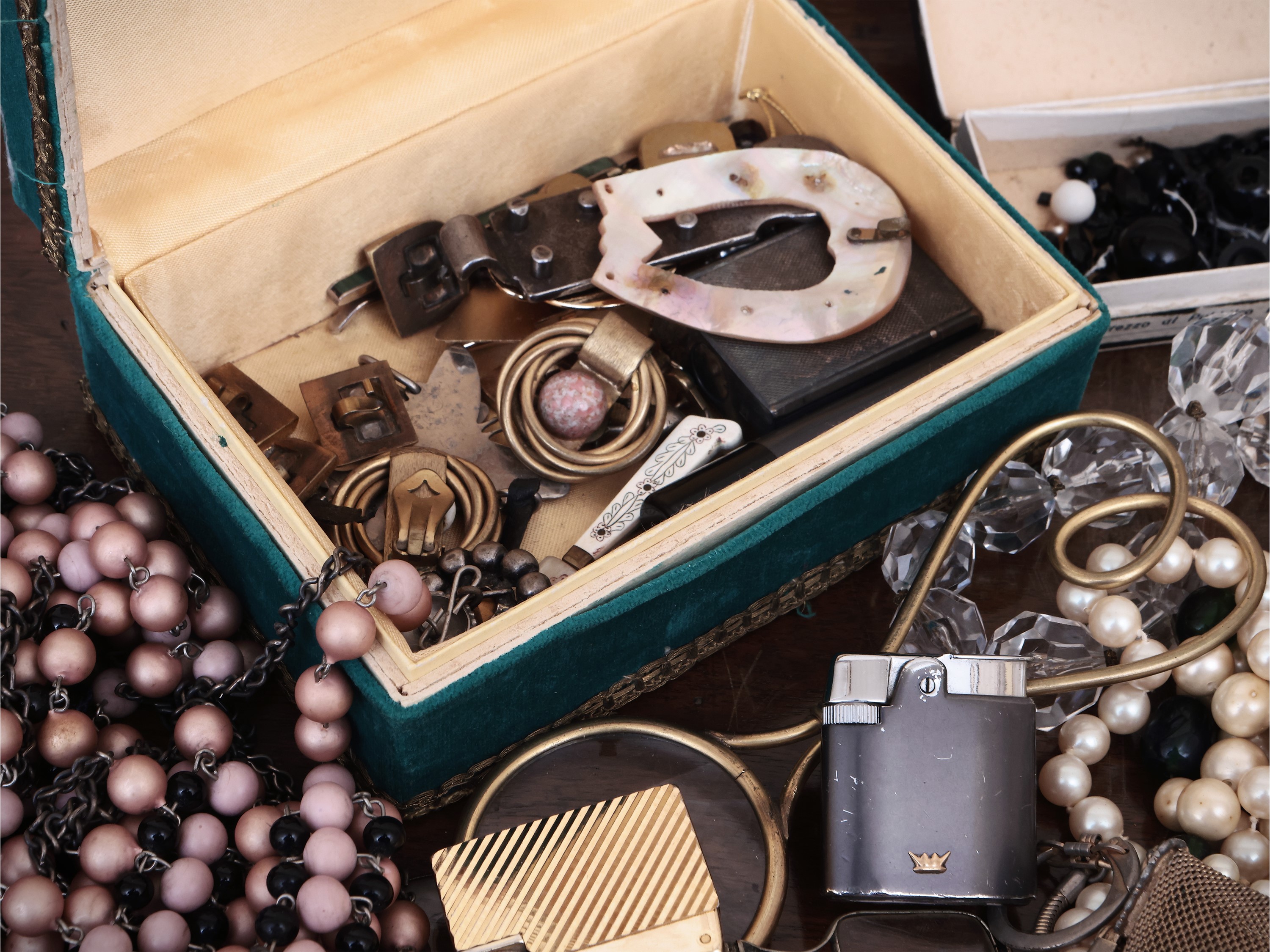Assortimento di Bigiotteria D'epoca e Galanterie