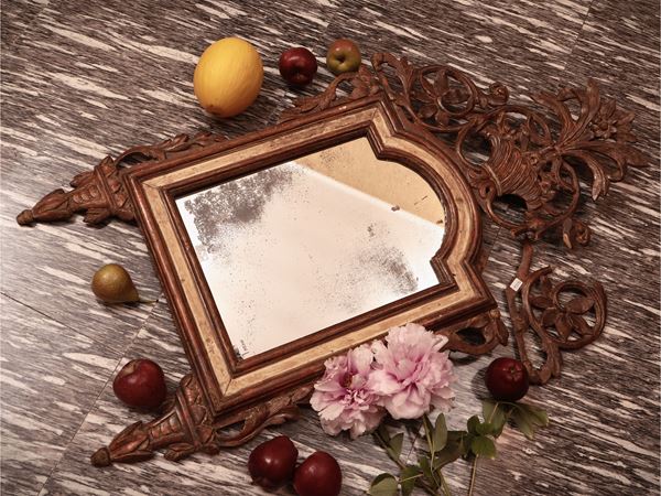 Piccola specchiera con cornice in legno laccato