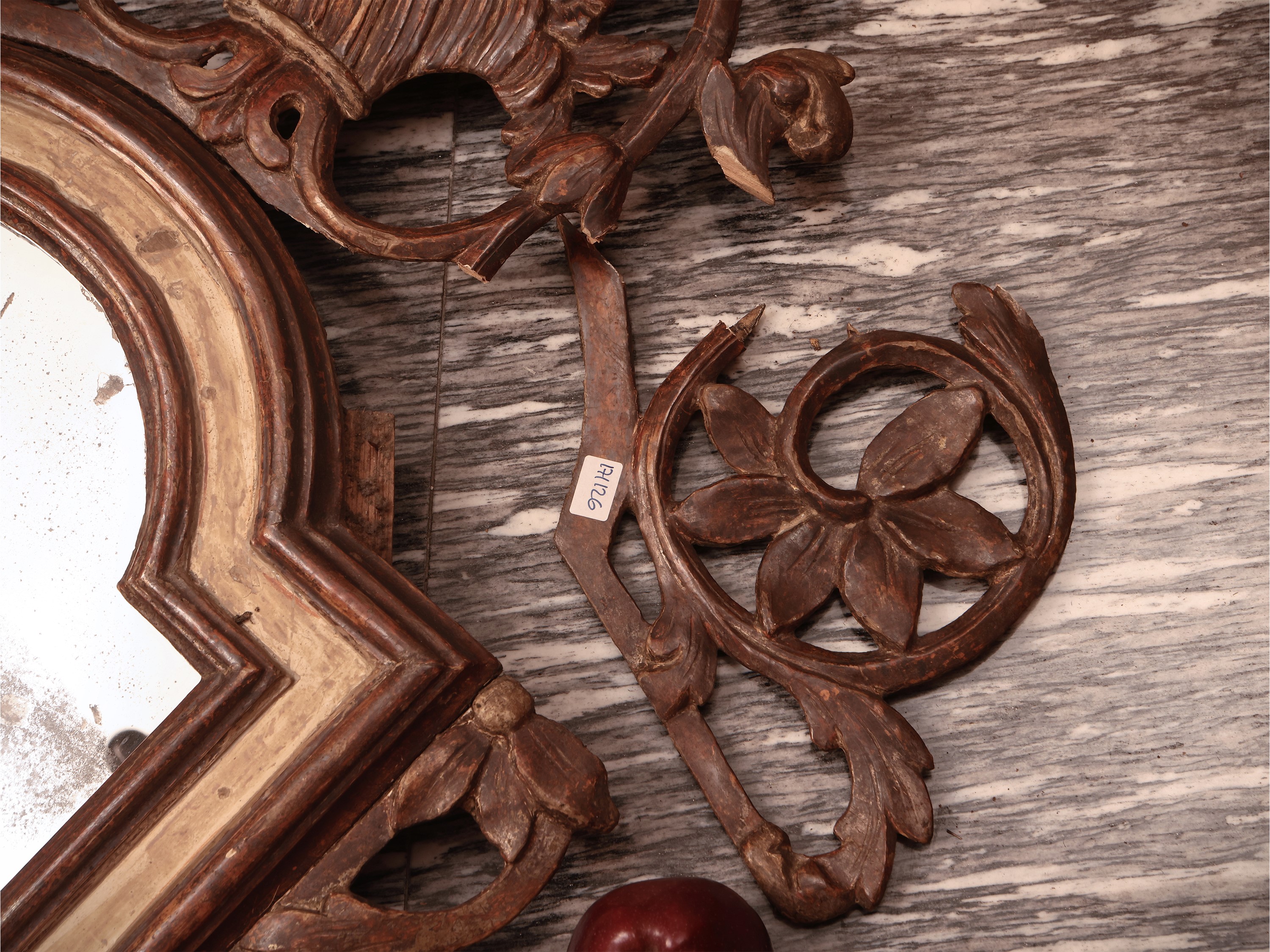 Piccola Specchiera con Cornice in Legno Laccato
