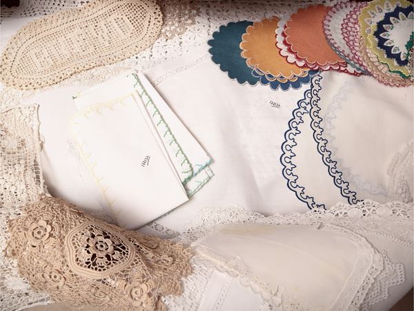 Assortimento di ricami per la tavola