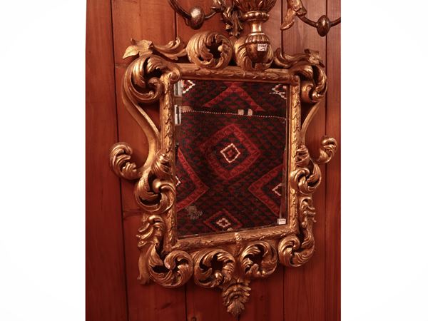 Piccola specchera con cornice in legno intagliato e dorato