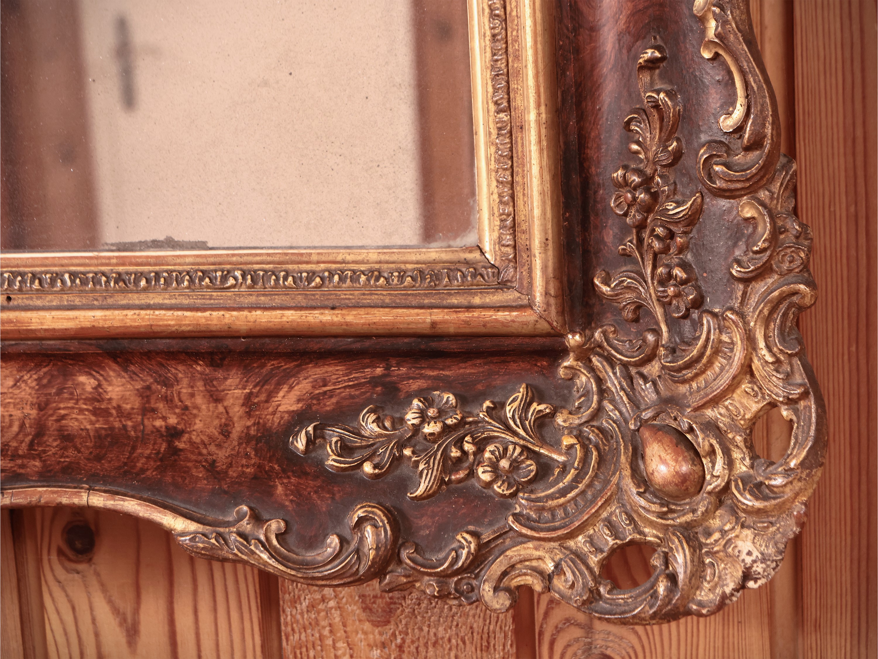 Cornice in Legno e Pastiglia Laccata e Dorata