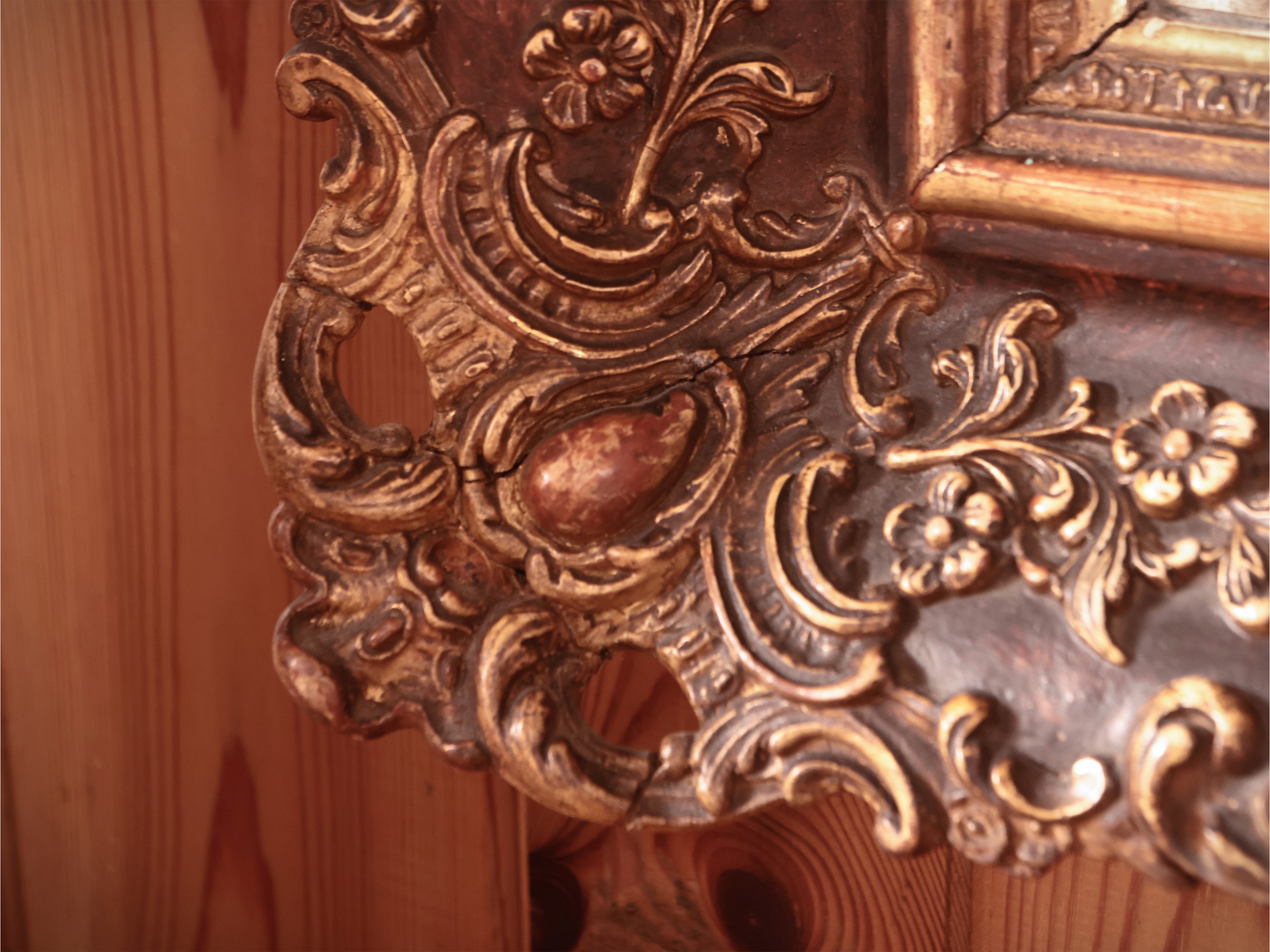 Cornice in Legno e Pastiglia Laccata e Dorata