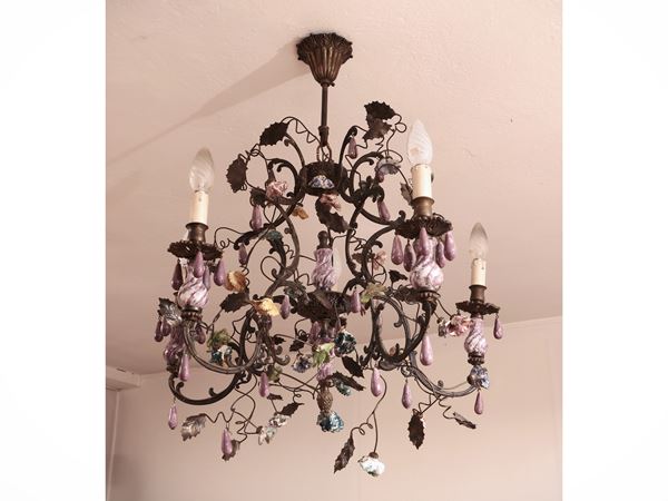 Lampadario in metallo e ceramica