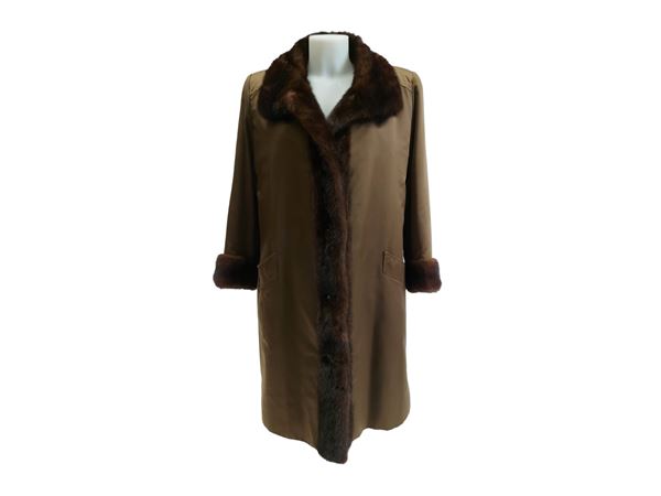 Cappotto in raso marrone con interno e bordure in pelliccia di visone, Rossini e Porro, Milano