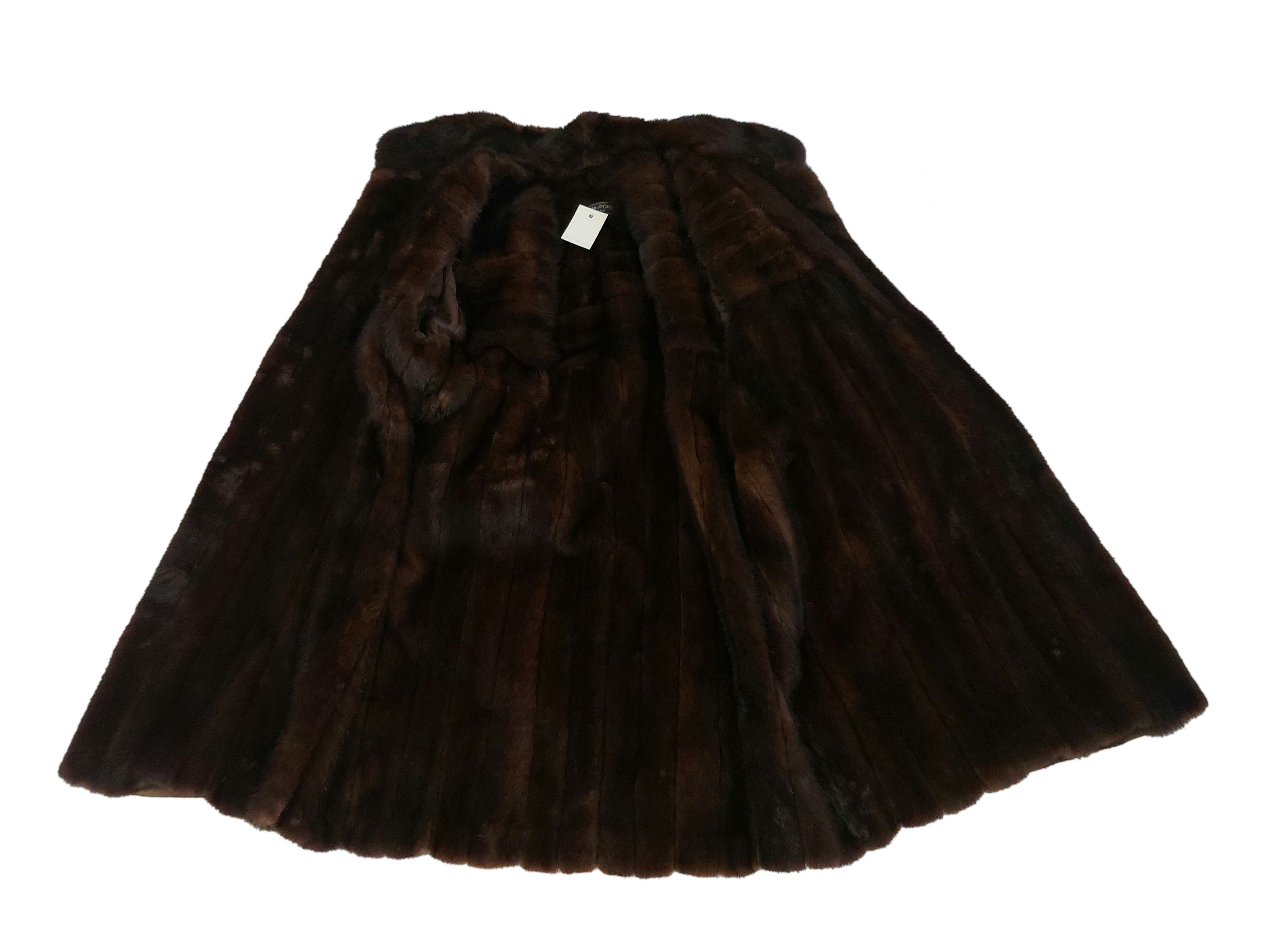 Rossini e Porro, Cappotto in raso marrone con interno e bordure in pelliccia di visone