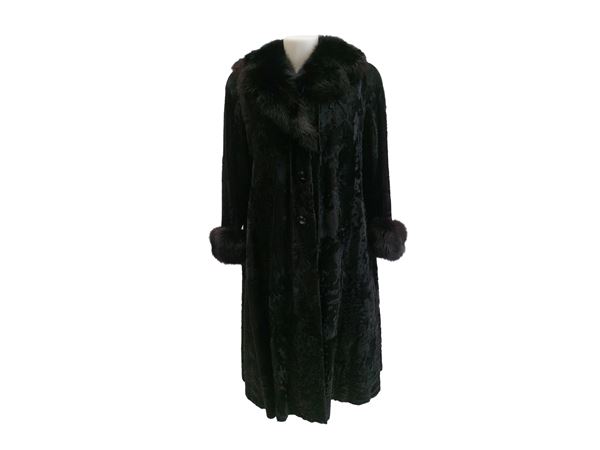 Cappotto in pelliccia di breitschwanz nero con finiture in volpe nera