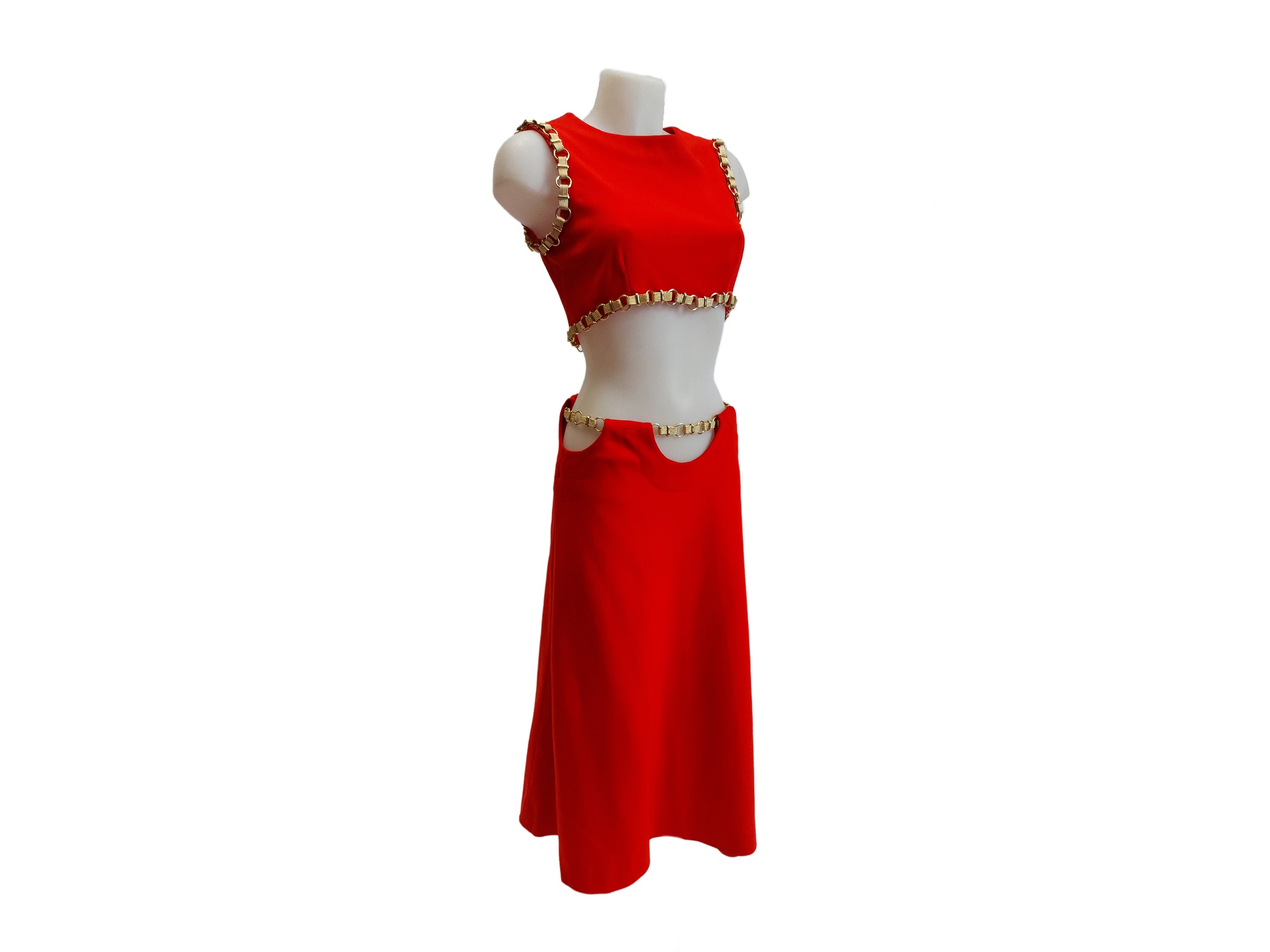 Completo sartoriale in jearsey rosso con catene applicate