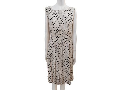 Abito Sartoriale in Seta Plissé Bianco a Pois Neri e Piccole Rose