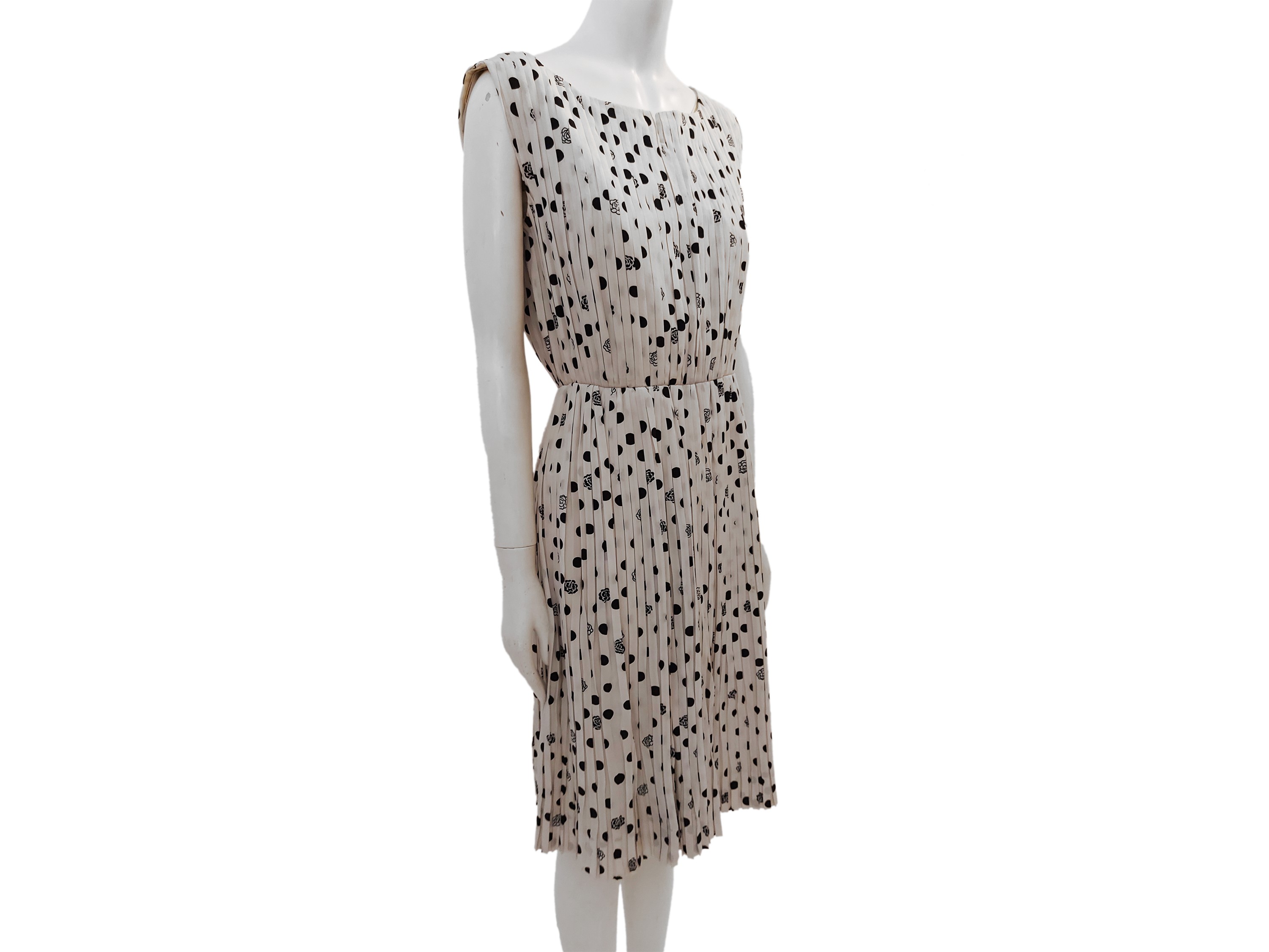 Abito Sartoriale in Seta Plissé Bianco a Pois Neri e Piccole Rose