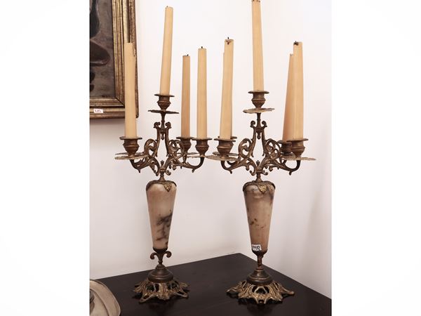 Coppia di candelabri in alabastro e metallo