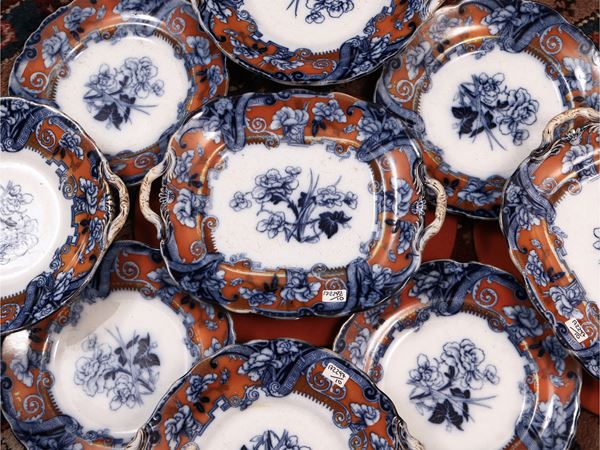 Assortimento di piatti in terraglia inglese