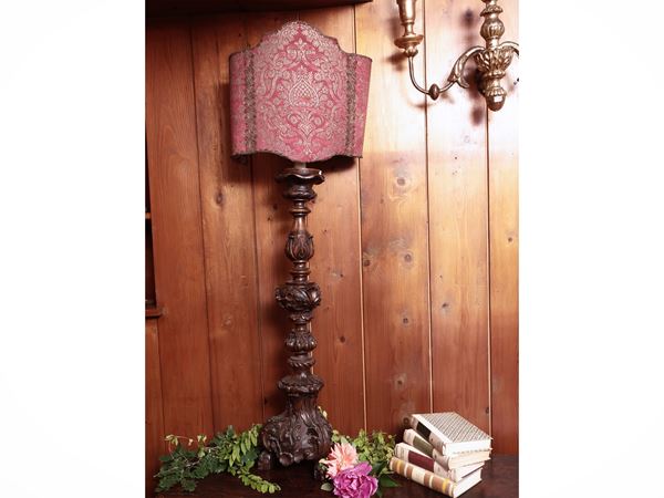 Toricera in legno intagliato
