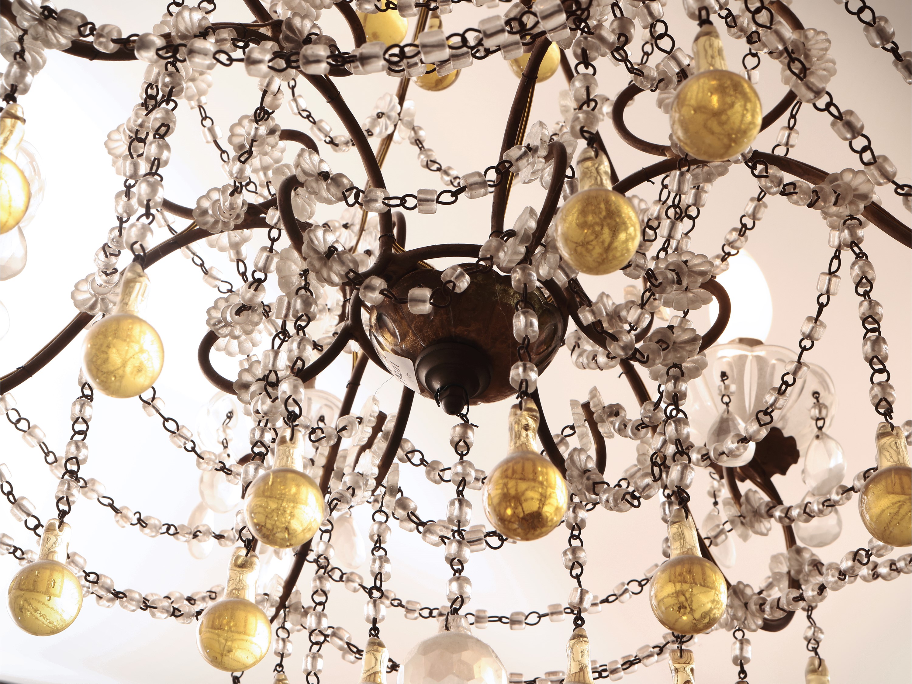 Lampadario in Metallo Dorato e Vetro