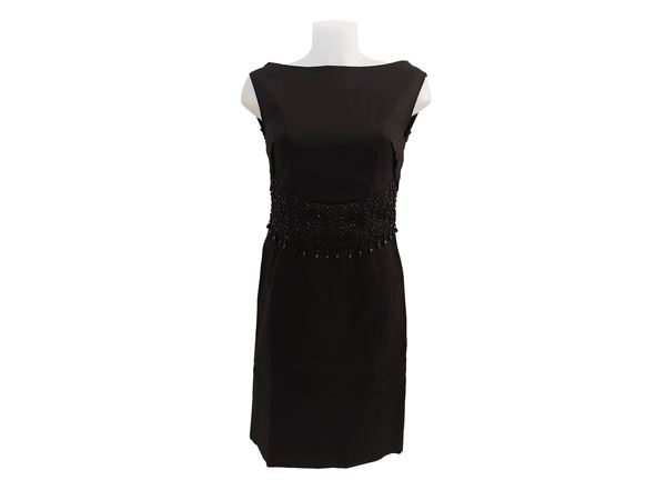 Tailored sleeveless black linen suit