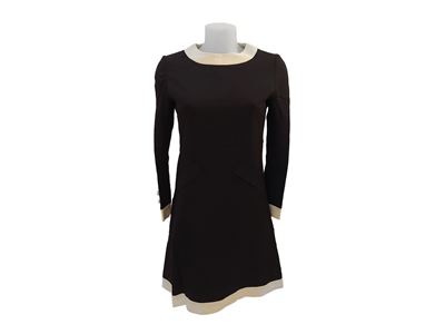 Abito Sartoriale in Seta Nera con Finiture Crema