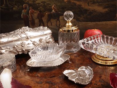 Accessori da toilette, set in metallo argentato e cristallo