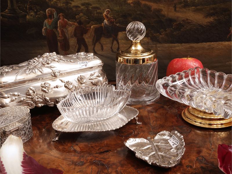 Accessori da toilette, set in metallo argentato e cristallo