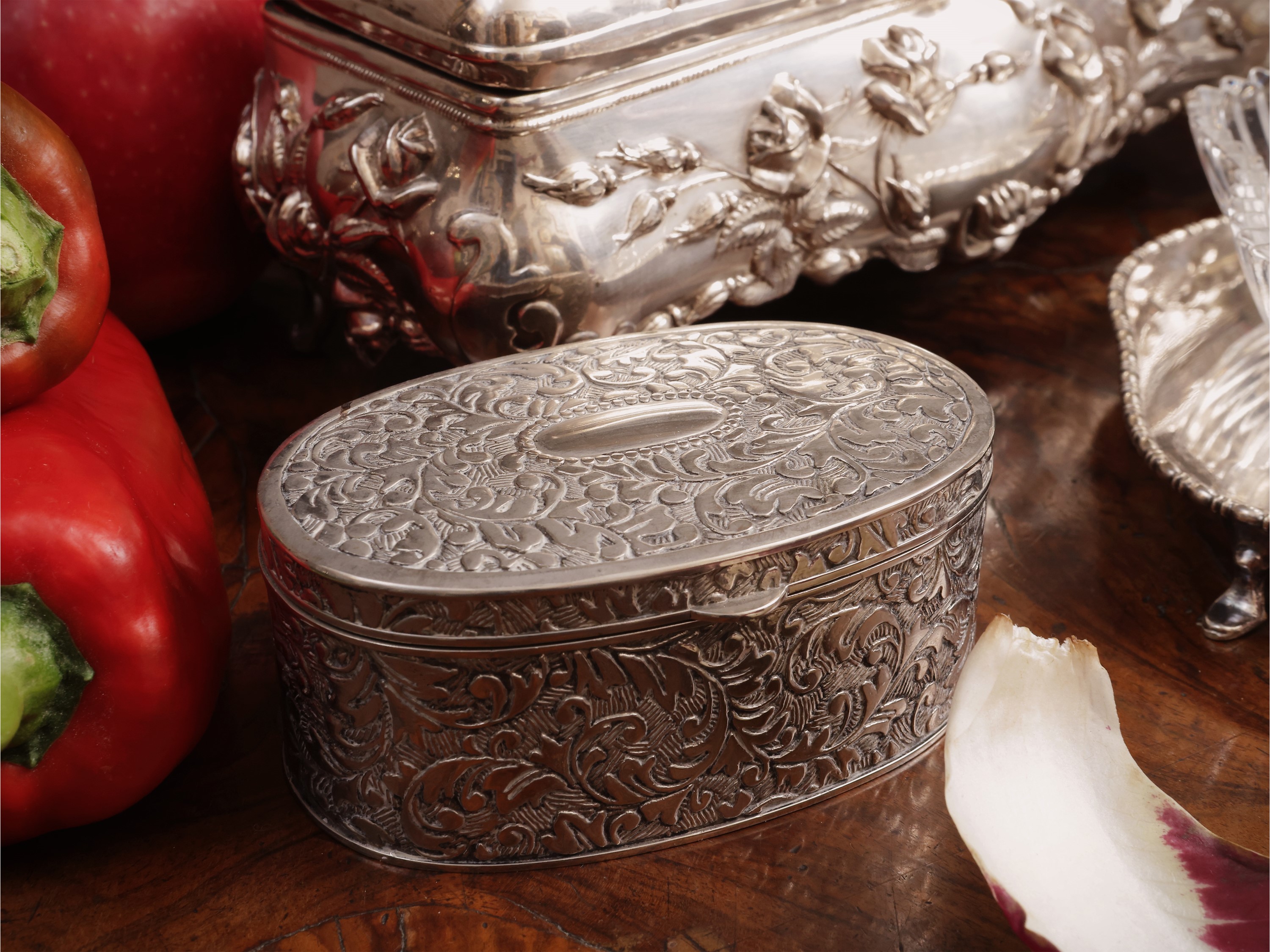 Accessori da toilette, set in metallo argentato e cristallo