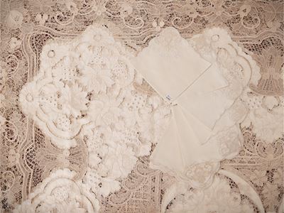 Tovaglia in pizzo veneziano e lino avorio con 12 tovaglioli, 240x170 cm
