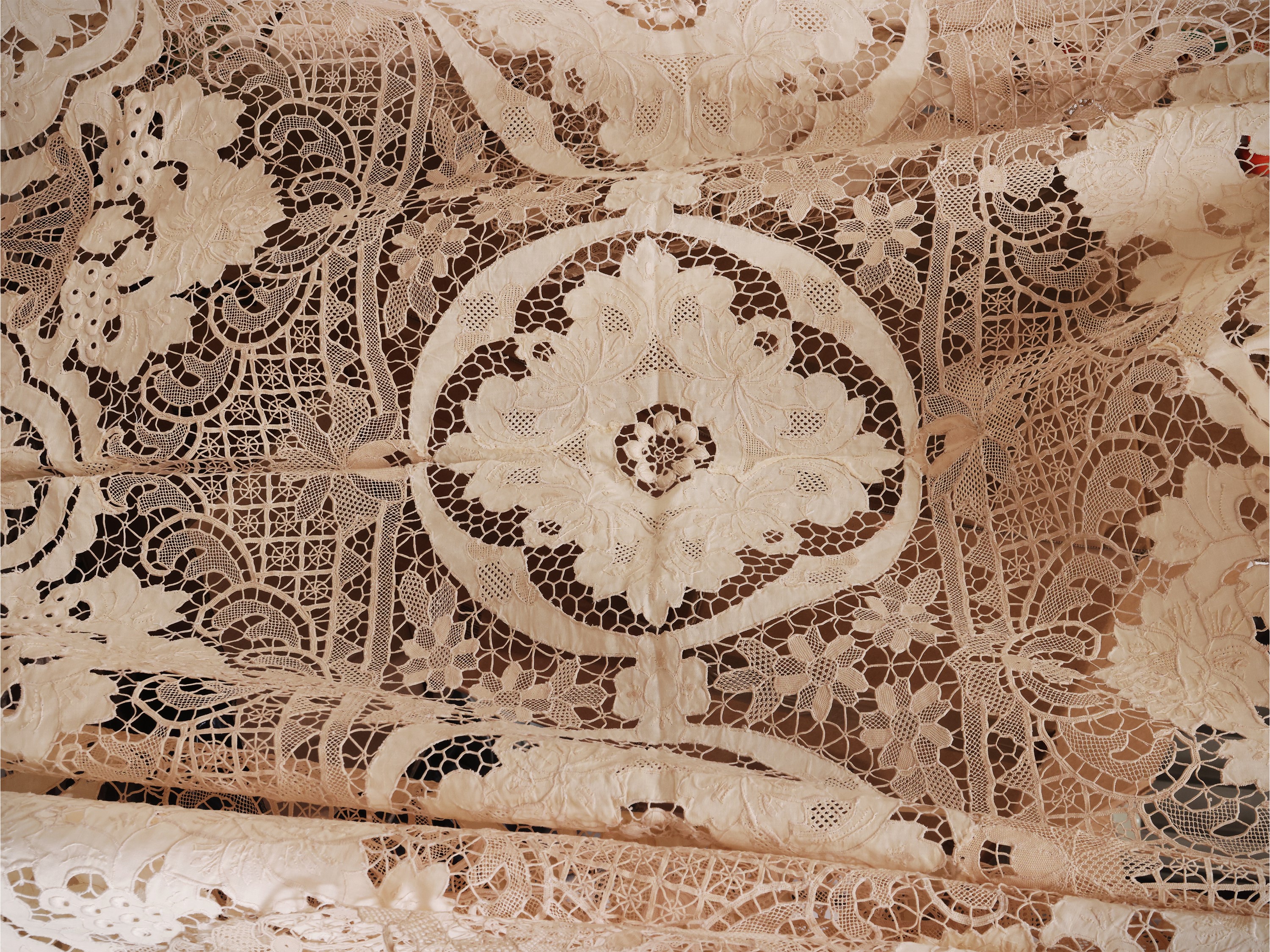 Tovaglia in pizzo veneziano e lino avorio con 12 tovaglioli, 240x170 cm