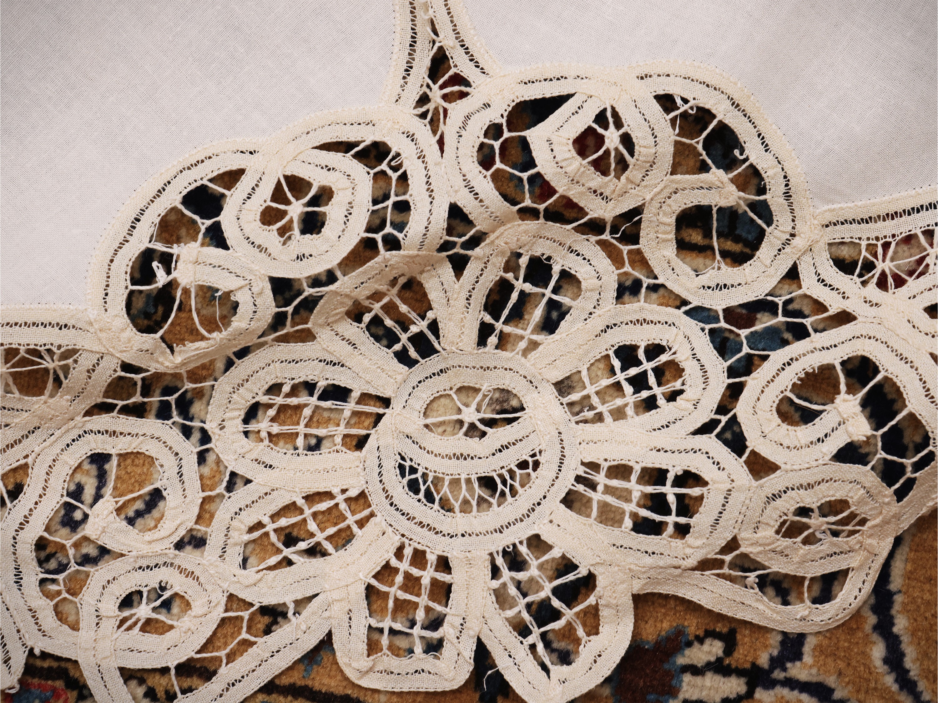 Tovaglia in lino avorio con inserti in pizzo a fuselli, dimensioni 220x210 cm