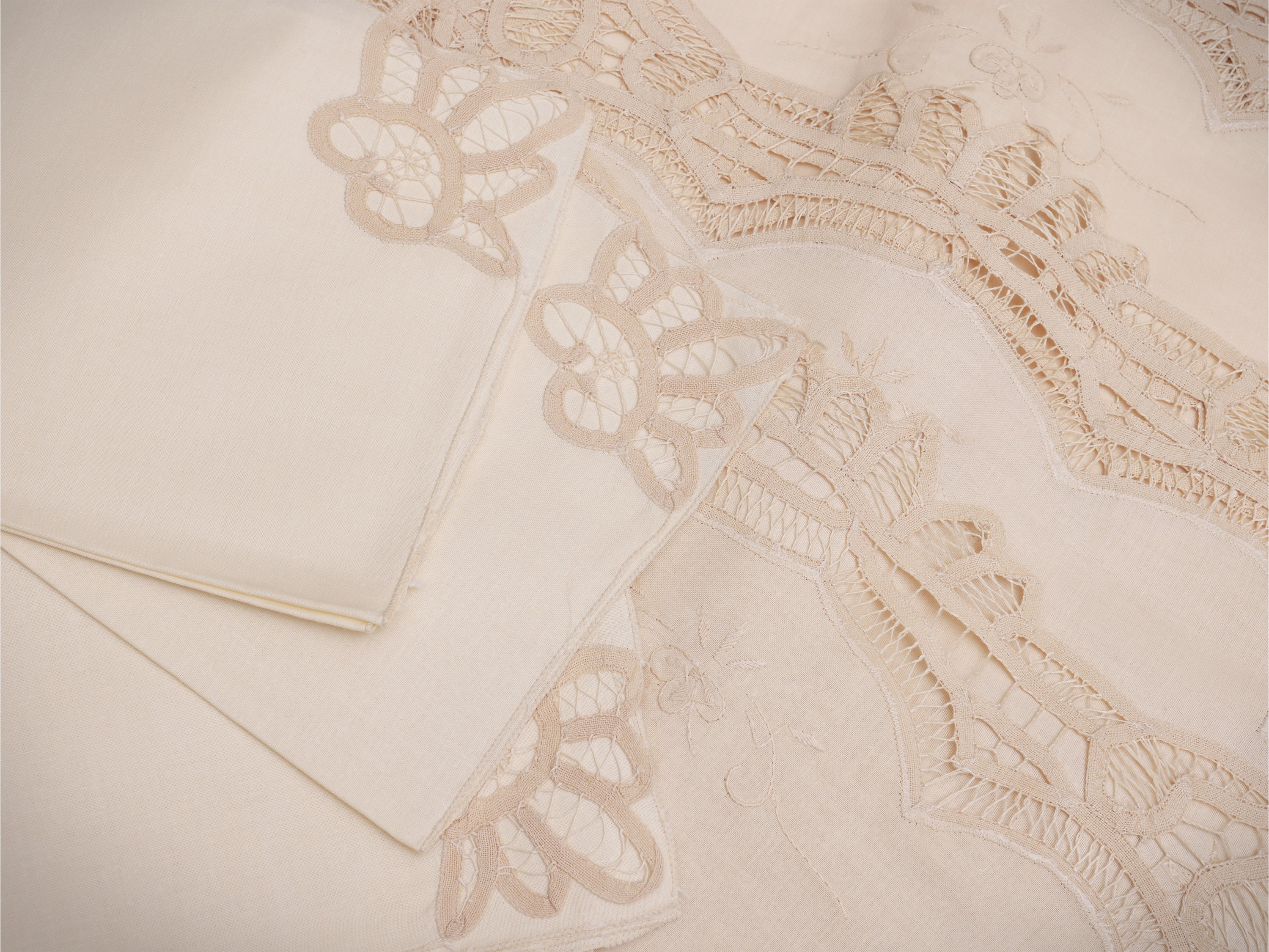 Tovaglia in lino bianco con ricami floreali e tovaglioli coordinati
