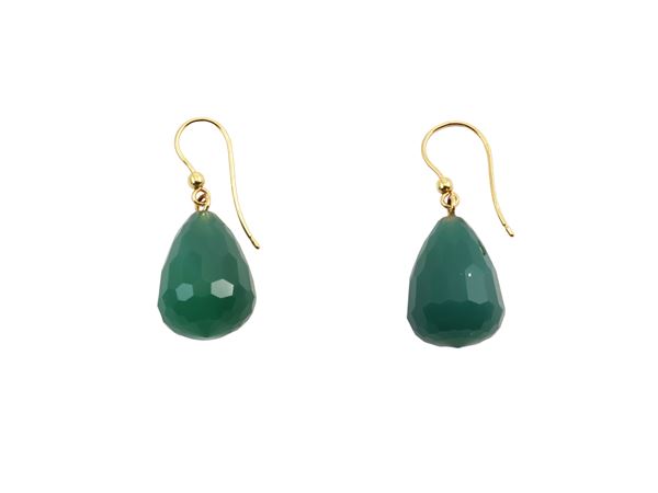 Yellow gold pendant earrings with chrysoprase