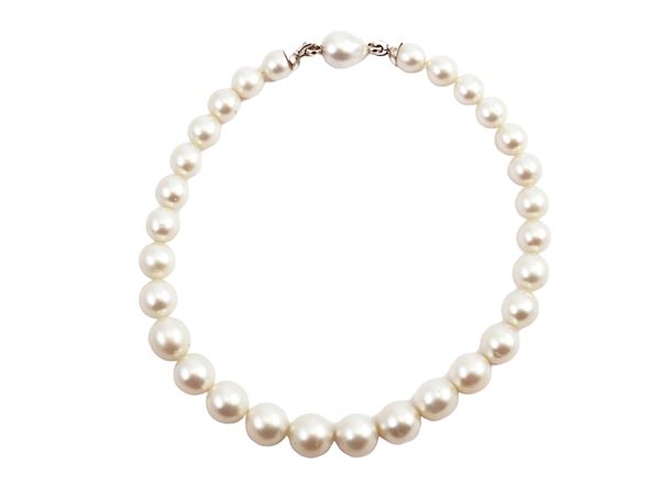 Cultured pearls degradè strand with double with gold and diamonds clasp