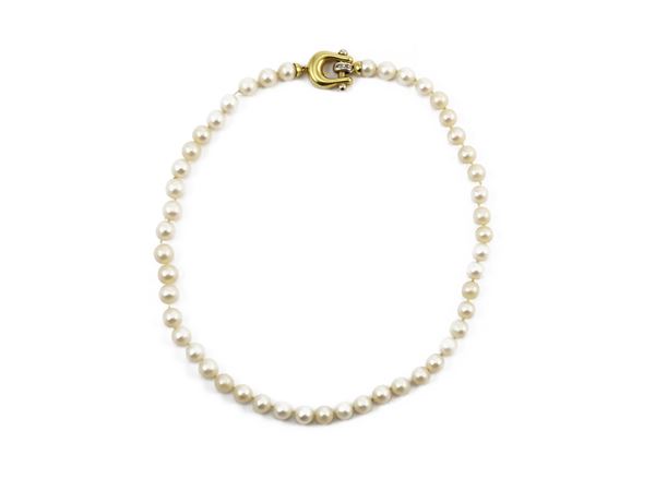 Single cultured pearls strand with yellow gold and diamonds clasp