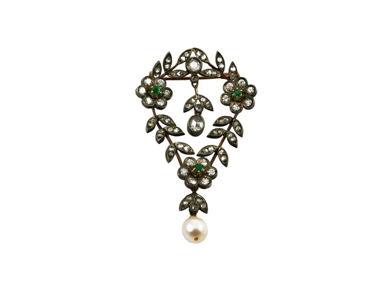 Spilla in stile Liberty in oro giallo e argento con diamanti, smeraldi e perla