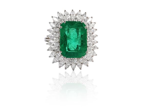 White gold ring with emerald and diamonds