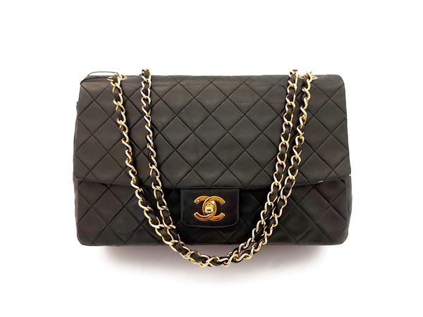 Chanel - Shoulder bag "Timeless Classic" in black leather Mattassé