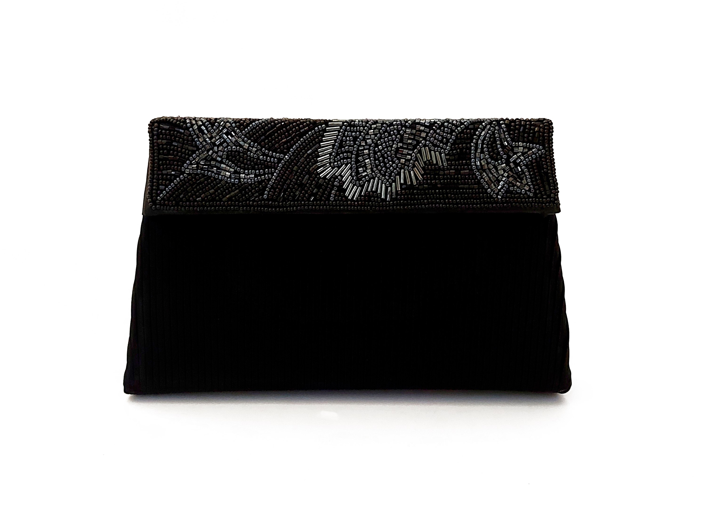 Due pochette da sera in raso nero e perline