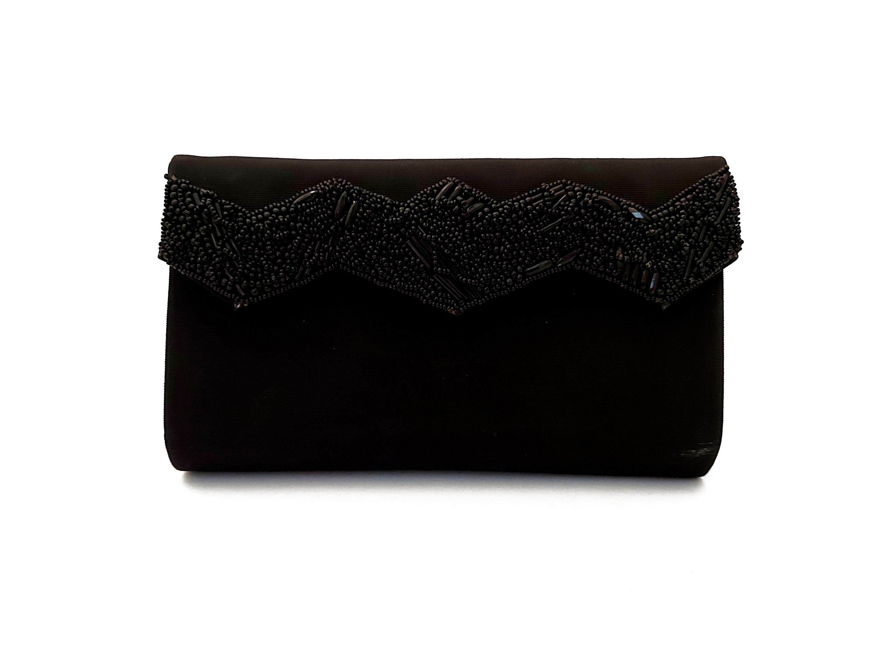 Due pochette da sera in raso nero e perline