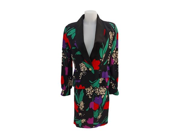 Completo sartoriale con fantasia floreale su fondo nero