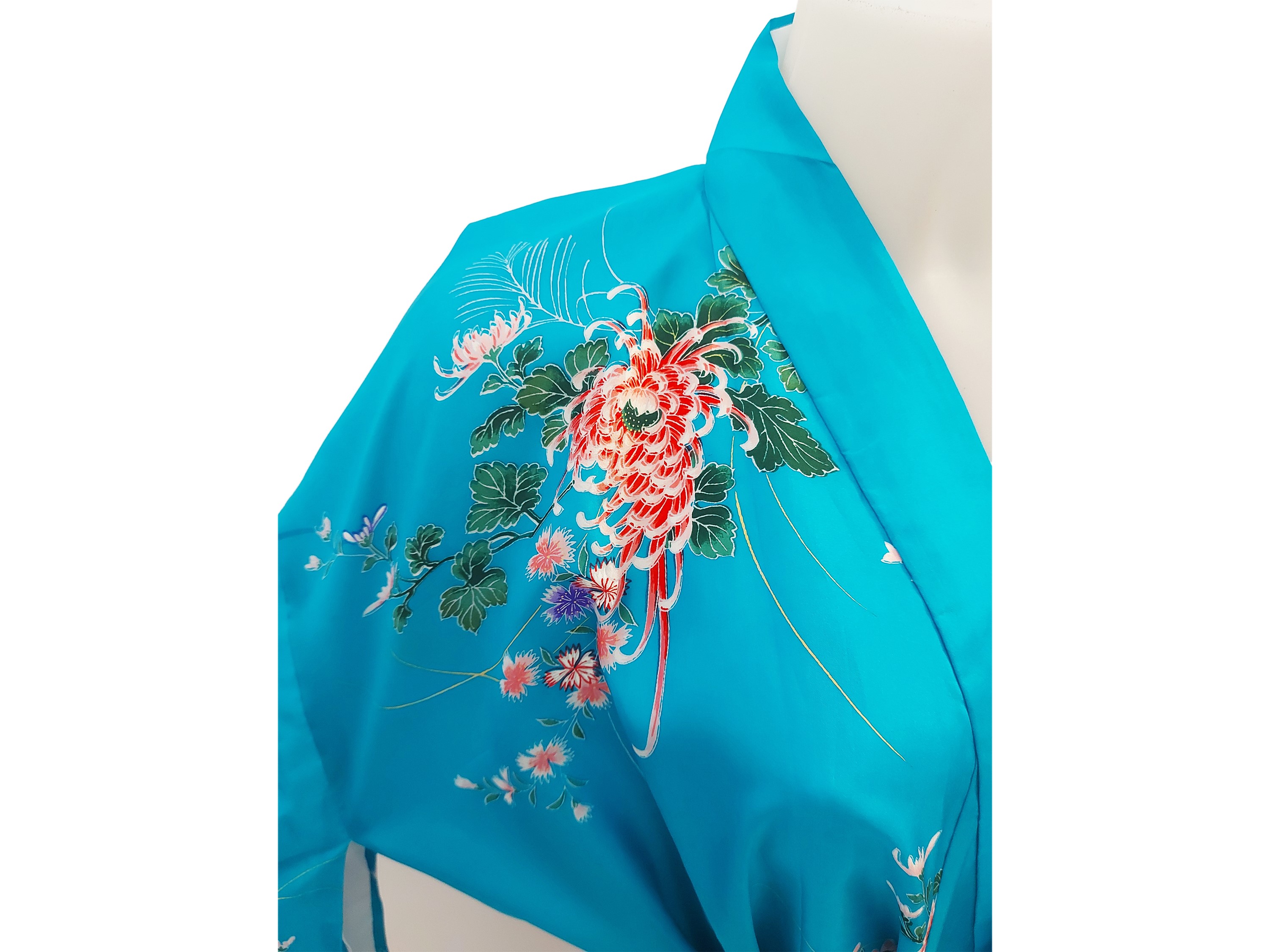 Kimono giapponese in seta fantasia su fondo turchese