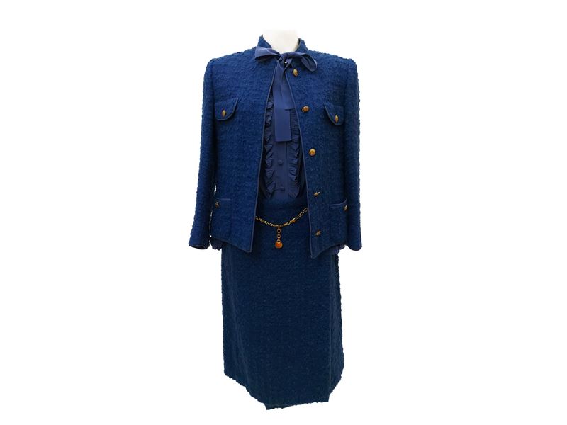 Tailleur sartoriale in lana bouclé blu elettrico e camicia in seta