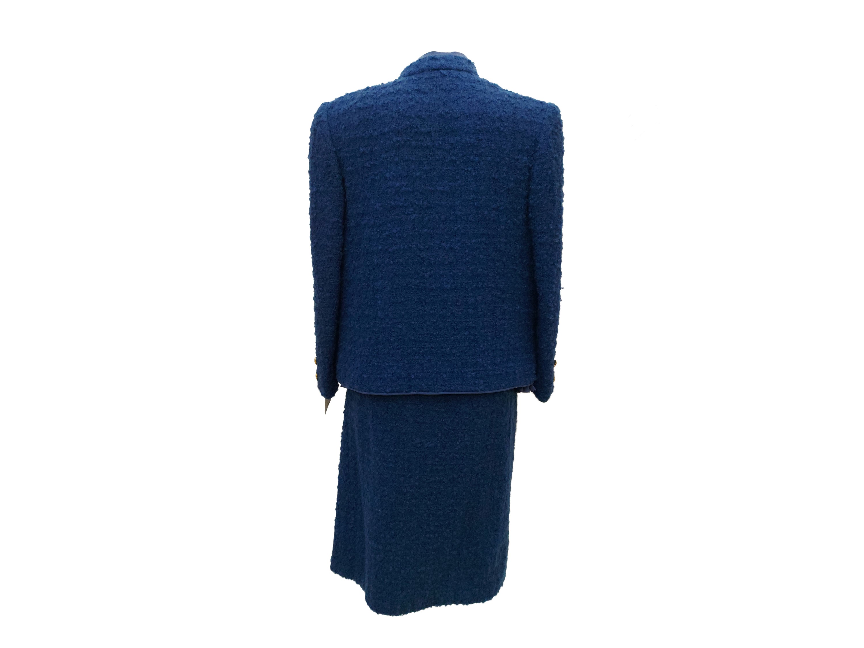 Tailleur sartoriale in lana bouclé blu elettrico e camicia in seta